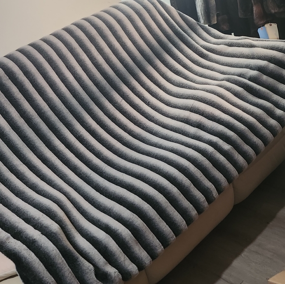 Luxurious Chinchillette fur throw blanket